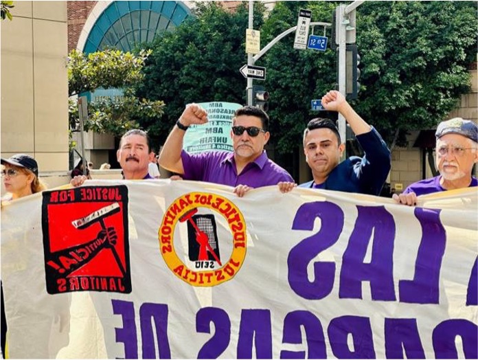 Asm. González and others holding banner