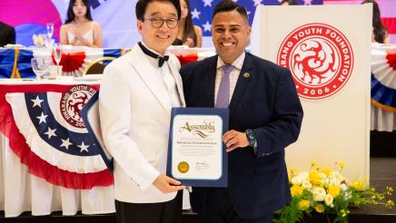 Asm. González presenting award to Hwarang International representative