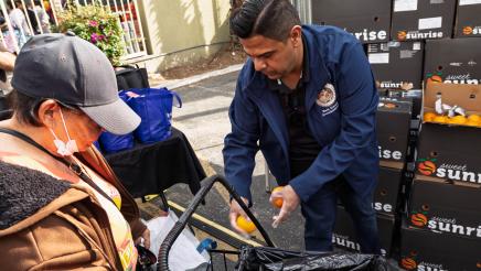 Asm. González distributing food to constituent